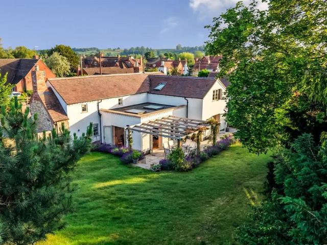 Eckington, Pershore, WR10 4 bed detached house to rent £3,500 pcm £808 pw