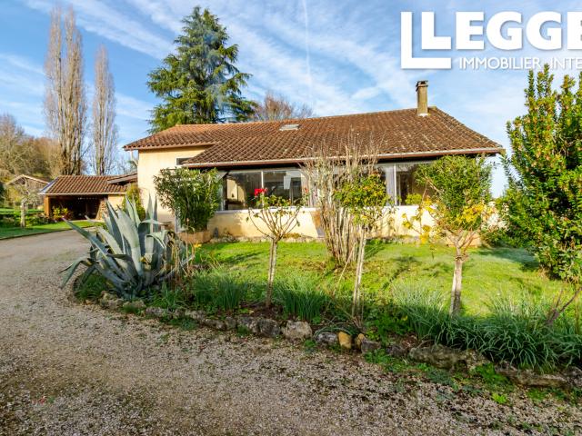 Écrin de tranquillité en Dordogne avec piscine, jardin et dépendances – Pontours