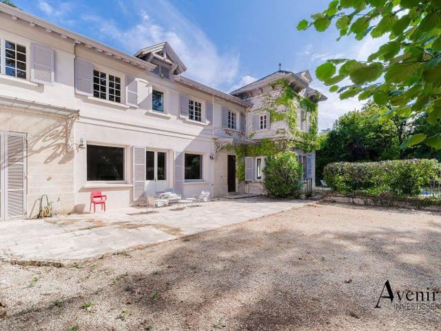 ECULLY CENTRE PROPRIETE DE CHARME JARDIN PISCINE 404 M2