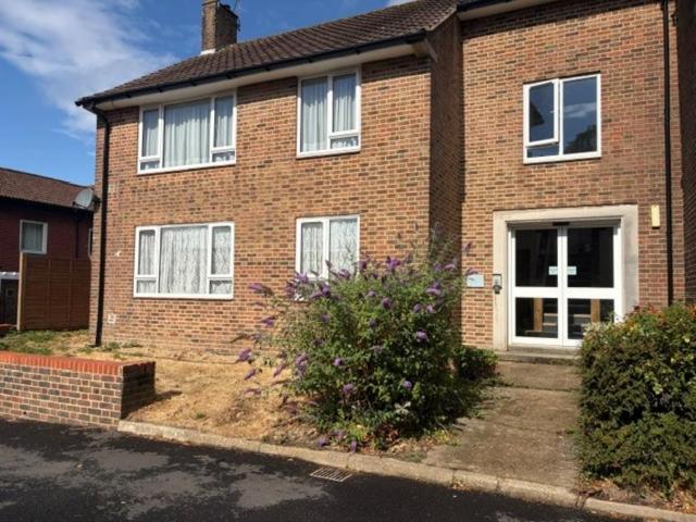 Eady Close, Horsham 1 bed ground floor flat to rent £1,050 pcm £242 pw