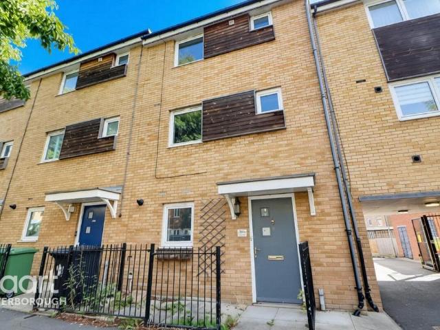 Eagle Way, PETERBOROUGH 4 bed townhouse to rent £1,400 pcm £323 pw