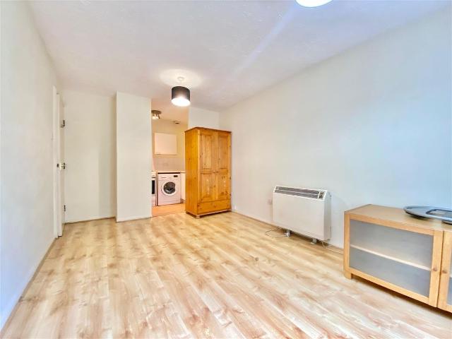Eagle Drive, London NW9, 1 bed flat to rent, £1,350 pcm | PrimeLocation