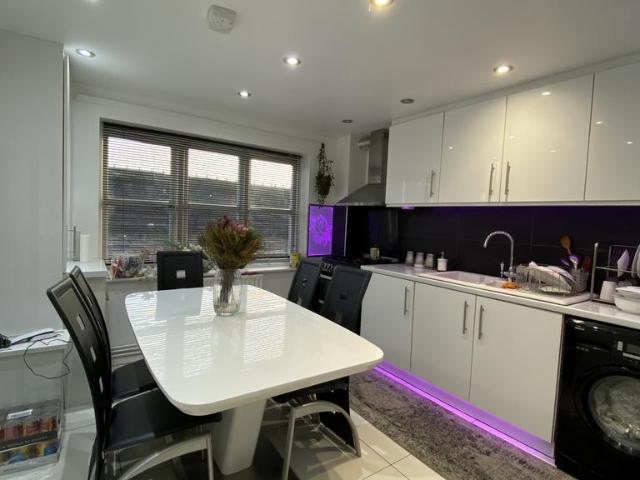 Eagling Close, London E3 3 bed flat to rent £2,817 pcm £650 pw