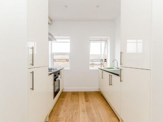Ealing Broadway, London, W5 1 bed flat to rent £1,850 pcm £427 pw