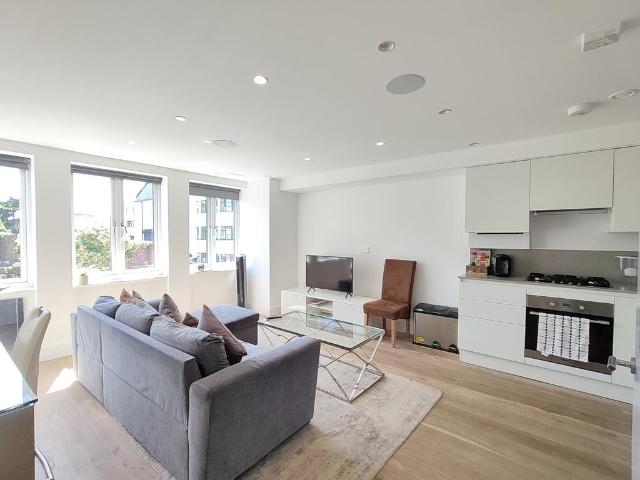 Ealing Green, Ealing 2 bed apartment to rent £2,900 pcm £669 pw