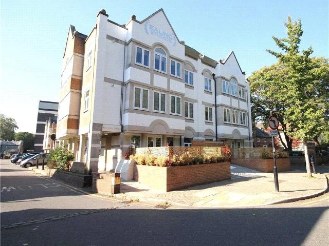Ealing Green, London, W5 3 bed apartment to rent £4,000 pcm £923 pw