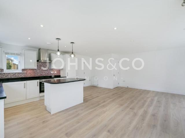 Ealing Road, Brentford, London, TW8 3 bed terraced house to rent £2,600 pcm £600 pw