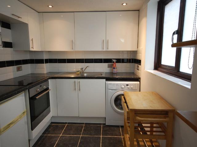 Ealing Road, Brentford TW8, Studio to rent, £1,300 pcm | PrimeLocation
