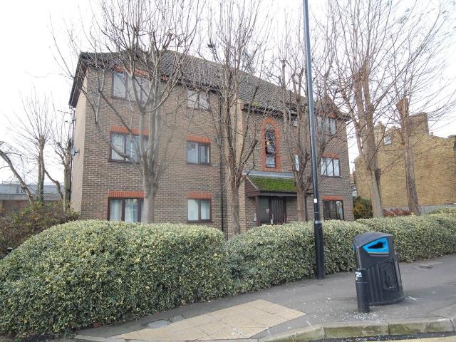 Ealing Road, Brentford TW8, Studio to rent, £1,300 pcm | PrimeLocation