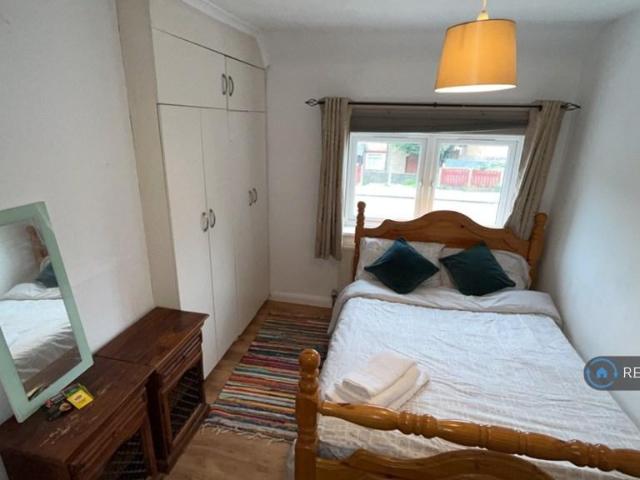 Ealing Road, Brentford, TW8 4 bed semi detached house to rent £2,995 pcm £691 pw