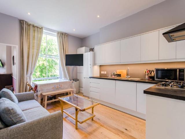 Eardley Crescent, Earls Court. 3 bed flat to rent £6,933 pcm £1,600 pw