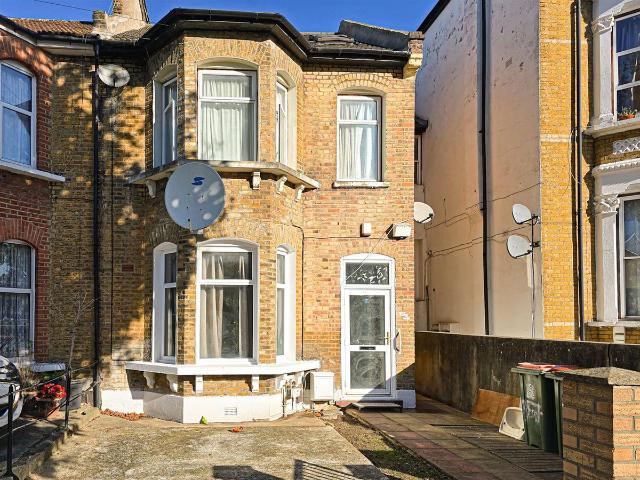 Earlham Grove, Forest Gate, London E7, 3 bed property to rent, £2,800 pcm | PrimeLocation