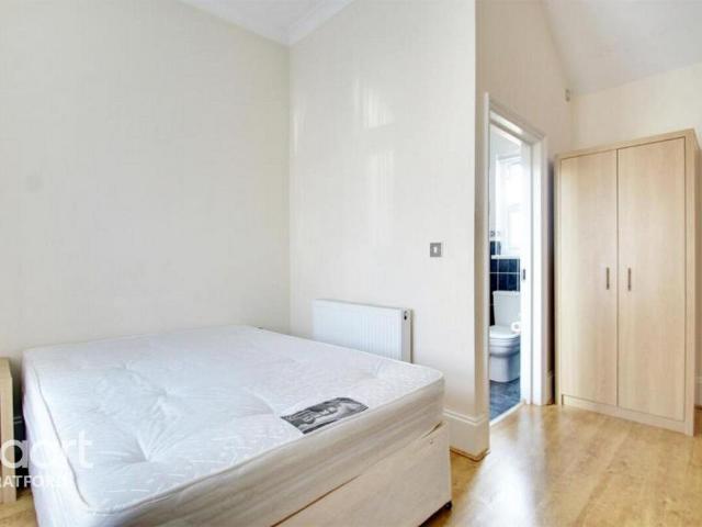 Earlham Grove, London 1 bed in a house share to rent £950 pcm £219 pw