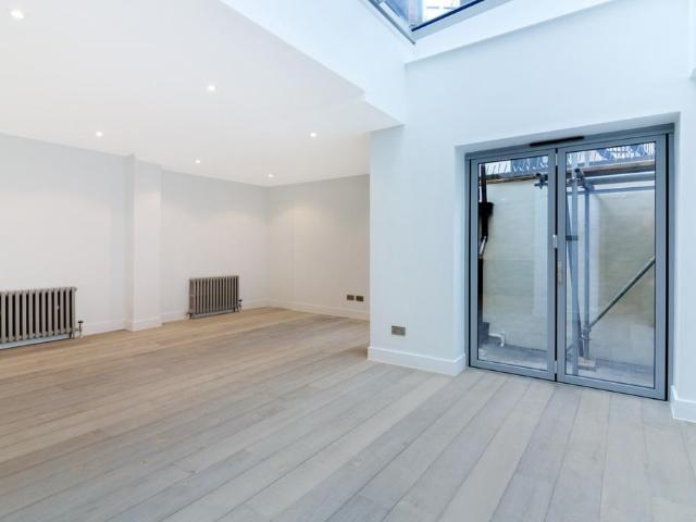 Earlham Street, Covent Garden, WC2H 2 bed apartment to rent £5,200 pcm £1,200 pw