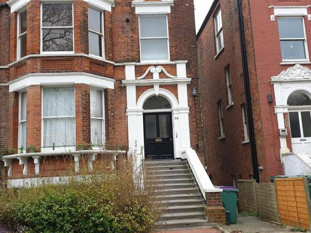 Earls Avenue, Folkestone 2 bed flat to rent £1,400 pcm £323 pw