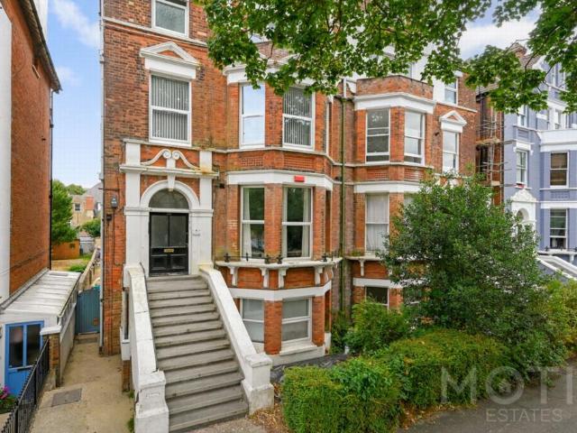 Earls Avenue, Folkestone, CT20 2 bed apartment to rent £1,350 pcm £312 pw