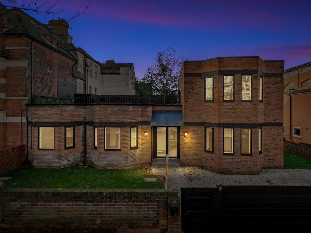 Earls Avenue, Folkestone CT20 3 bed house to rent £2,395 pcm £553 pw