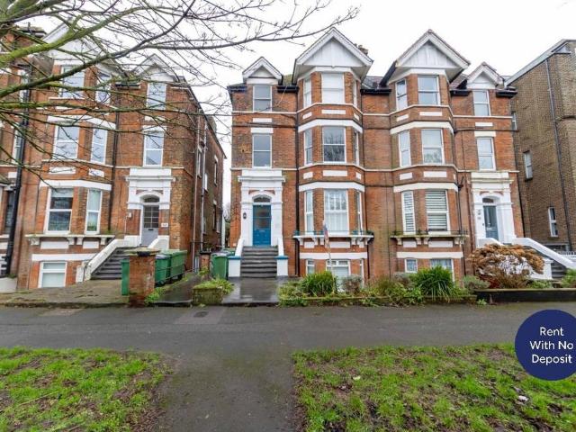 Earls Avenue, Folkestone, Kent, CT20 1 bed flat to rent £1,100 pcm £254 pw