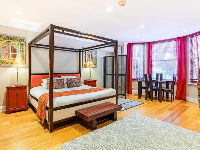 Earls Court, London, SW5 1 bed flat to rent £3,142 pcm £725 pw