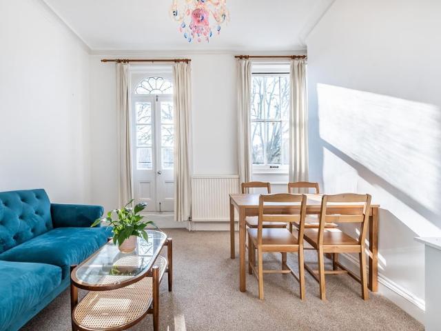 Earls Court Road Earls Court SW5 2 bed flat to rent £3,400 pcm £785 pw