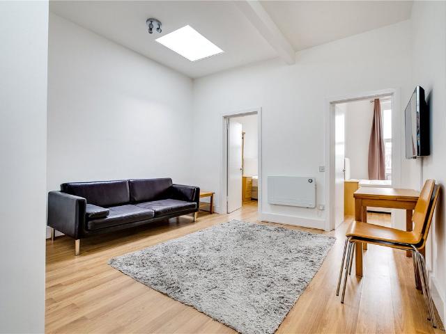 Earls Court Road, Earls Court SW5, 2 bed flat to rent, £2,700 pcm | PrimeLocation