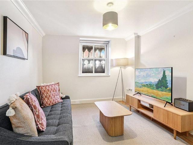 Earls Court Road, Earls Court. 1 bed apartment to rent £2,350 pcm £542 pw