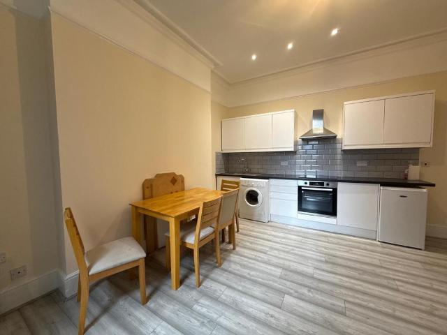 Earls Court Road, London, London. 1 bed flat to rent £1,850 pcm £427 pw