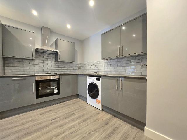 Earls Court Road, London SW5 1 bed apartment to rent £1,900 pcm £438 pw