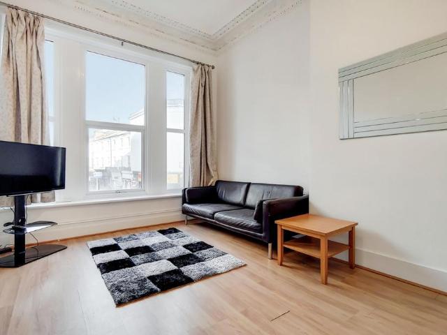 Earls Court Road, London, SW5 1 bed flat to rent £2,250 pcm £519 pw