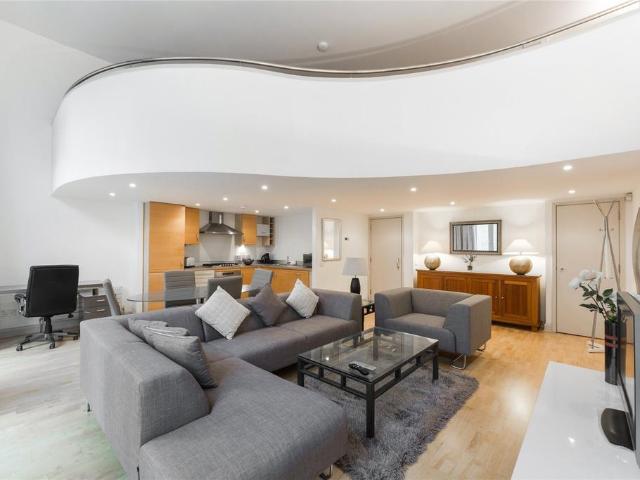 Earl's Court Square, Earls Court. Studio to rent £3,750 pcm £865 pw