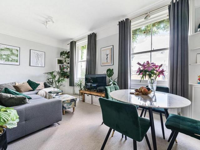 Earl's Court Square, London, SW5 3 bed apartment to rent £8,493 pcm £1,960 pw