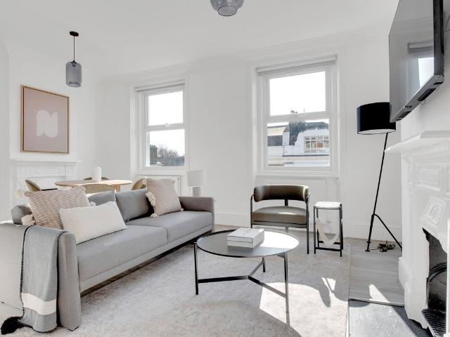 Earl's Court SW5, 2 bed flat to rent, £3,400 pcm | PrimeLocation