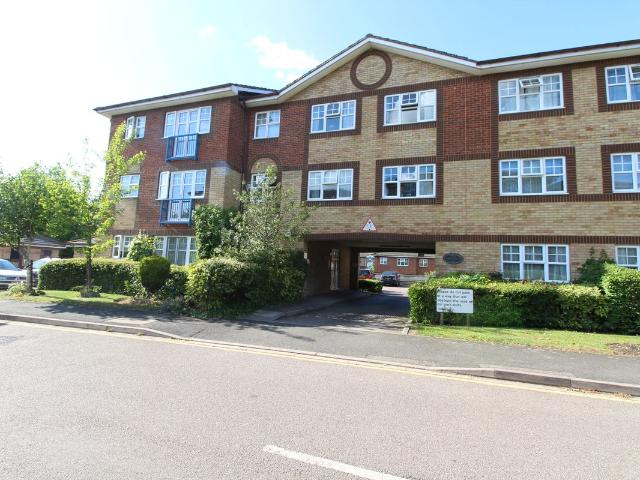 Earls Meade, Luton, Bedfordshire LU2, 2 bed flat to rent, £1,250 pcm | PrimeLocation