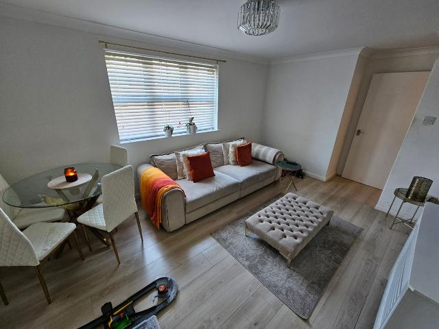Earls Meade, Luton LU2, 2 bed flat to rent, £1,300 pcm | PrimeLocation