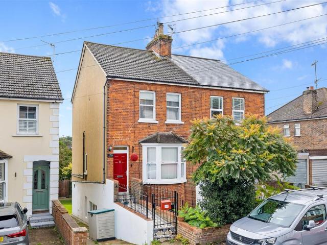 Earlsbrook Road, Redhill RH1 3 bed semi detached house to rent £2,195 pcm £507 pw