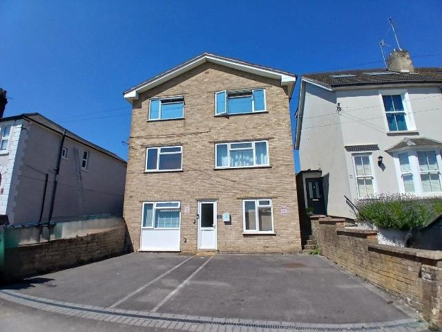 Earlsbrook Road, Redhill RH1, 2 bed flat to rent, £1,350 pcm | PrimeLocation