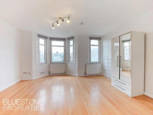 Earlsfield Road, London Studio to rent £1,425 pcm £329 pw