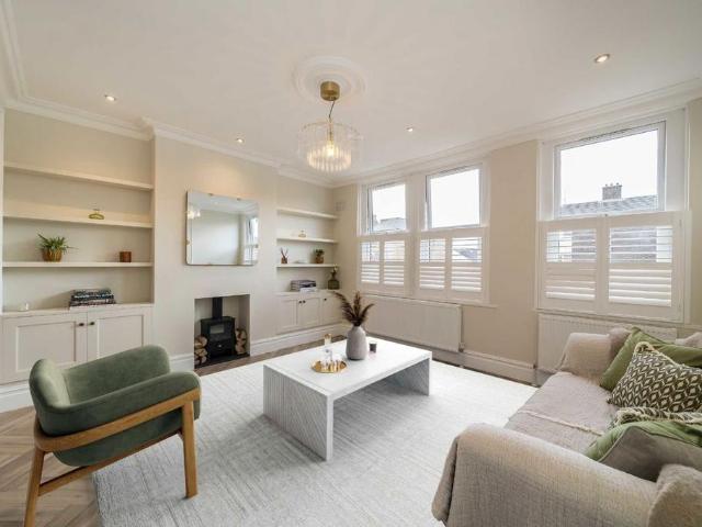 Earlsfield Road, London SW18 3 bed flat to rent £4,200 pcm £969 pw