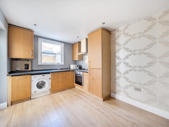 Earlsfield Road, London, SW18 1 bed flat to rent £1,950 pcm £450 pw