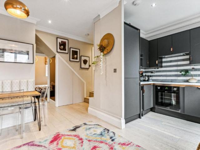 Earlsfield Road, London 1 bed flat to rent £2,750 pcm £635 pw