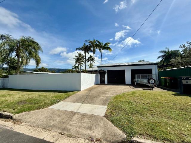 UNFURNISHED TROPICAL RETREAT MINUTES AWAY FROM THE BEACH!