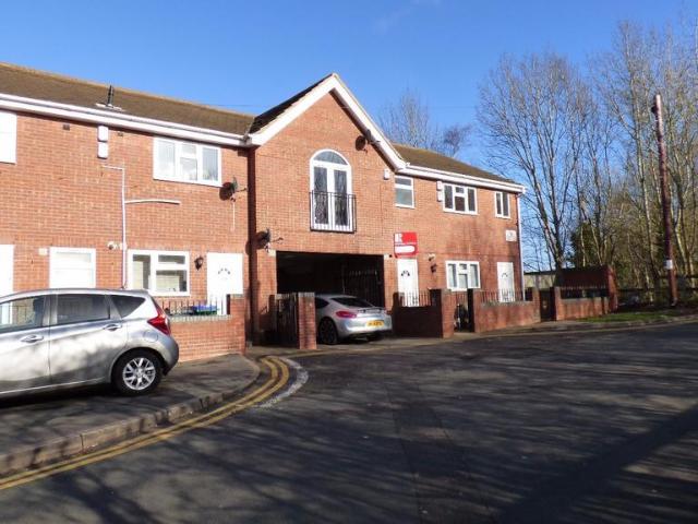 East Avenue, Tividale, Oldbury, West. 2 bed apartment to rent £795 pcm £183 pw