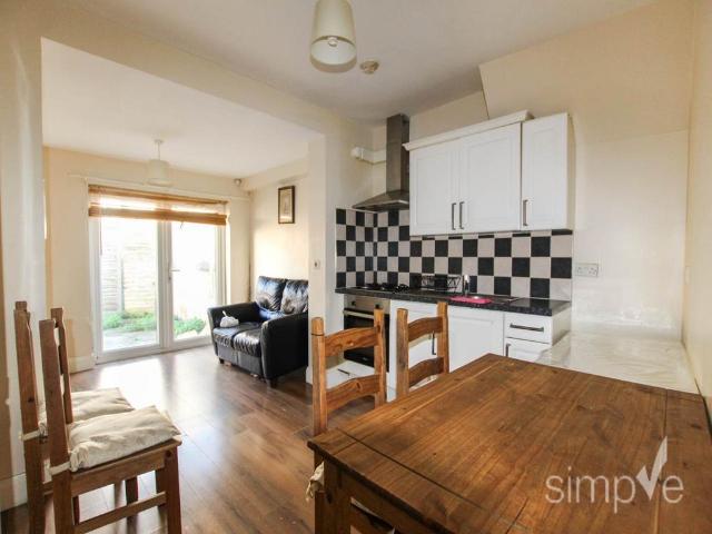 East Avenue, Hayes, Middlesex 2 bed flat to rent £1,900 pcm £438 pw