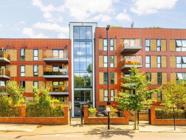 East Acton Lane, London W3 3 bed flat to rent £3,100 pcm £715 pw