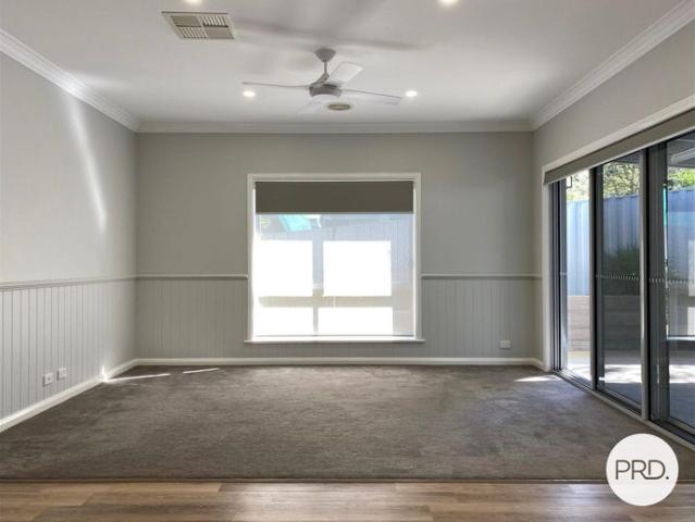 EAST ALBURY TOWNHOUSE!
