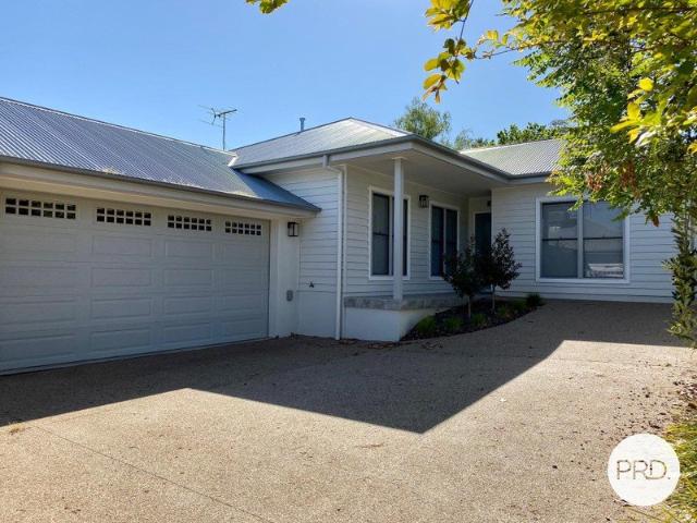 EAST ALBURY TOWNHOUSE!