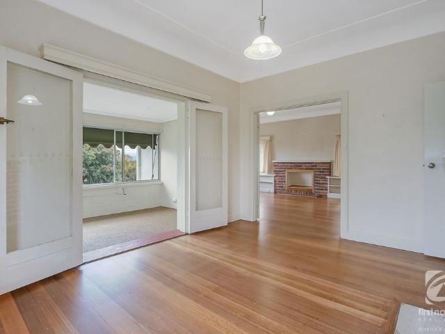 EAST ALBURY GEM!