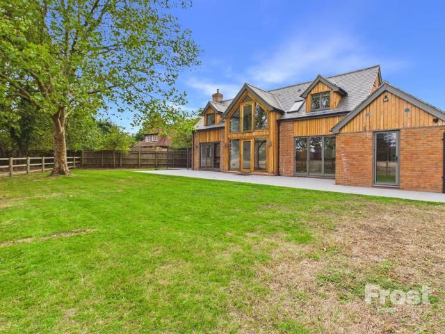 East Burnham Lane, Farnham Royal. 4 bed detached house to rent £5,000 pcm £1,154 pw