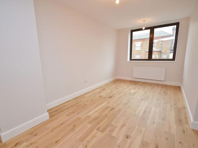 East Barnet Road, Barnet EN4, 2 bed flat to rent, £1,800 pcm | PrimeLocation