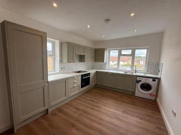 East Barnet Road, Barnet EN4 4 bed maisonette to rent £2,500 pcm £577 pw